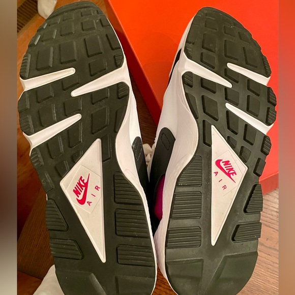 Nike Air Huarache - Peace, Love & Swoosh [New, with box] - Picture 5 of 8